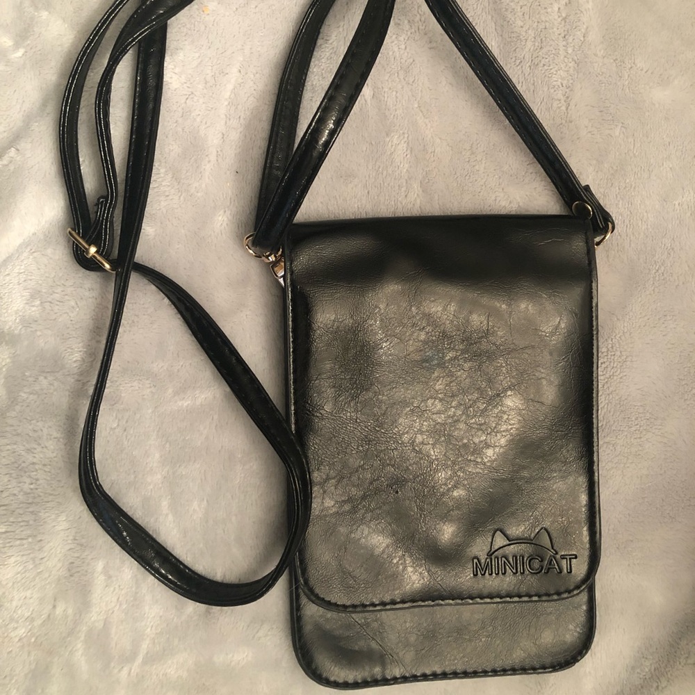 Cell phone purse with clear touchscreen